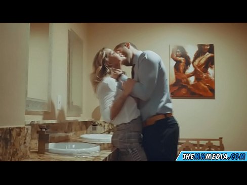 ❤️ Kana blonde ine busty inokukwezvera muchimbuzi cheveruzhinji ❤ ❤